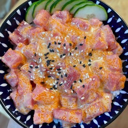 ข้าวยำไข่กุ้งแซลม่อนทูน่าสด
