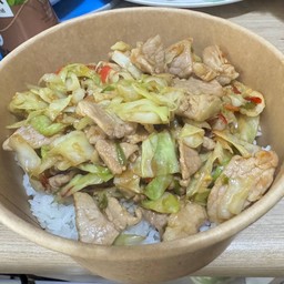 [อร่อยซ่ากับโค้ก] ผัดกะหล่ำปลีหมูชิ้นพริกสด +  โค้ก ไม่มีน้ำตาล (กระป๋อง) 