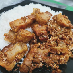 ข้าวหมูกรอบทอดกระเทียม