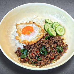 ข้าวราดคั่วผัดกระเพา เนื้อบดวากิว