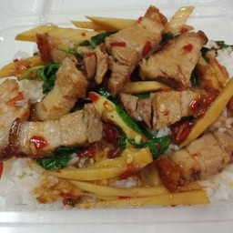ข้าวผัดกะเพราหน่อไม้หมูกรอบ