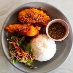 ข้าวไก่กรอบคั่วพริกเกลือ spicy garlic deep fried crispy chicken with rice