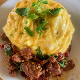 ไข่ข้น กระเพราเนื้อน่องลาย