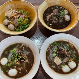 [อร่อยซ่ากับโค้ก] ก๋วยเตี๋ยวรวมหมูเนื้อ +  โค้ก ออริจินัล (ขวด)