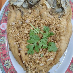 ปลากระพงทอดกระเทียม