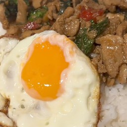 กะเพราหมูชิ้น+ไข่ดาว