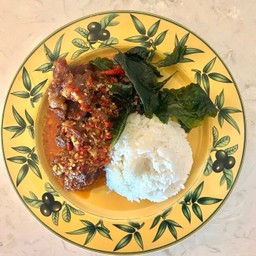 ข้าวกะเพราเนื้ออบ Stir Fried Thai Basil with Siliced Brisket(Beef)