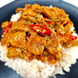 พะแนงราดข้าว