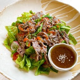 สลัดเนื้อย่าง น้ำสลัดบ๊วยญี่ปุ่น