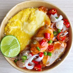 ข้าวไข่ข้นยำปลากระป๋อง