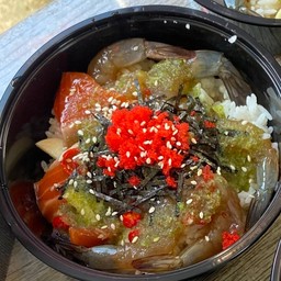 ข้าวสวยหน้าแซลม่อน3ชิ้น กุ้งดองเกาหลี 4 ตัว+ท็อปปิ้ง ด้วย สาหร่ายฝอยและไข่กุ้ง+น้ำจิ้มซีฟูด