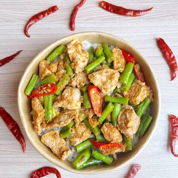 ข้าวผัดพริกแกงหมูชิ้น