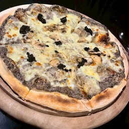 พิซซ่าซอสเห็ดทรัฟเฟิลดำ