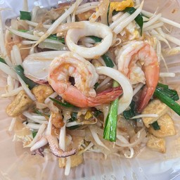 ผัดไททะเล(หมึก กุ้ง)