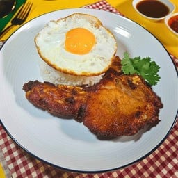 ข้าวหน้าหมูพอร์คชอปทอดสูตรฮ่องกง-ไข่ดาว