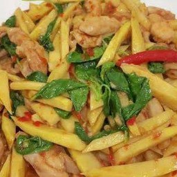 ข้าวราดกะเพราไก่หน่อไม้เหลือง