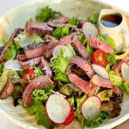 สลัดเนื้อย่างออส น้ำสลัดงาคั่วญี่ปุ่น