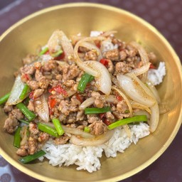 ข้าวหมูสับผัดพริกไทยดำ