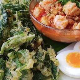 ยำผักบุ้งกรอบ