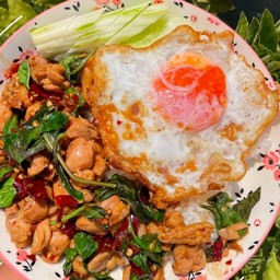 ข้าว ไก่ ผัดโหระพา แซ่บ