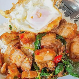 ข้าวกระเพราหมูกรอบไข่ดาว