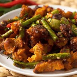 ข้าวเครื่องแกงไก่กรอบ