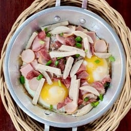 ไข่กระทะรวมอิสาน หมูสับ หมูยอ กุนเชียง ไส้กรอก แฮม