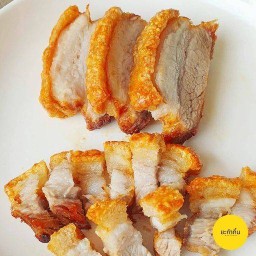 คุณนิวหมูกรอบป่ะ🤤🤤 เอื้ออาทร ตึก11 รอข้างหน้าตึกเลยครับ