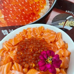 ข้าวแซลม่อนสดเต๋า+ไข่ปลาแซลม่อน