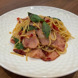 สปาเก็ตตี้ผัดพริกแห้งเบคอน