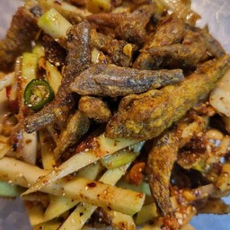 ยำมะม่วงสับปลากรอบ