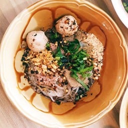 [อร่อยซ่ากับโค้ก] ก๋วยเตี๋ยวเรือแห้งเนื้อ +  โค้ก ออริจินัล (ขวด)