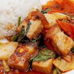 ผัดพริกแกงหมูกรอบ