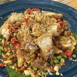 หมูกรอบคั่วพริกเกลือราดข้าว