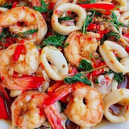 กระเพราปลาหมึกราดข้าว