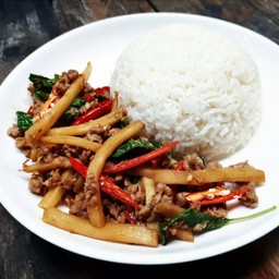 กะเพราหน่อไม้หมูสับ