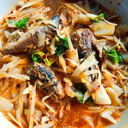 แกงปลากระป๋องใส่หน่อไม้ส้มอ่อนๆ