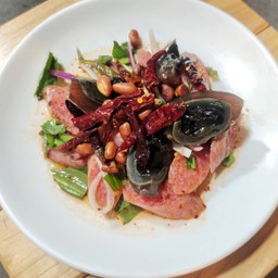 ยำแหนมแกล้มเหล้า ใส่ไข่เยี่ยวม้า