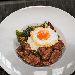 กะเพราเนื้อไทยวากิว (เอ็นกรอบ) ราดข้าว