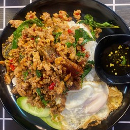 กะเพราหมูสับไข่เยี่ยวม้า