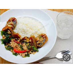 กระเพราไข่เยี่ยวม้าหมูสับราดข้าว