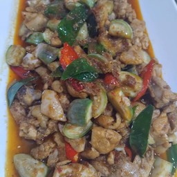 ไก่ผัดพริกแกงมะเขือเปาะ