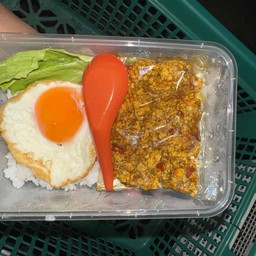 ข้าวราดคั่วกลิ้งไก่