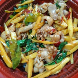 ข้าวกะเพราไก่ หน่อไม้