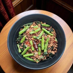 ข้าวราดผัดถั่วแขกหมูสับใบโหระพา