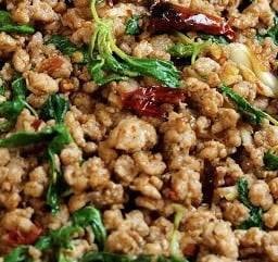 กะเพราไก่สับราดข้าว