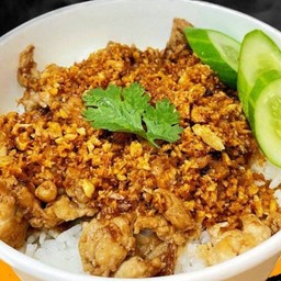 ไก่สับกรอบกะเทียมพริกไทยราดข้าว