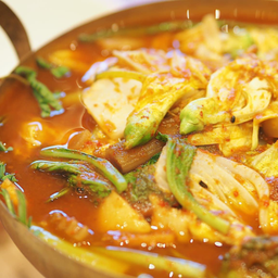 แกงส้มกุ้งสดผักรวม (หม้อไฟ)