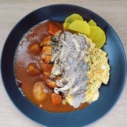 ข้าวแกงกะหรี่ไก่+ไข่ข้น ซอสเห็ดทรัฟเฟิล