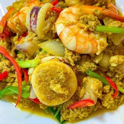 ข้าวไข่ข้นผงกะหรี่ กุ้ง หมึก